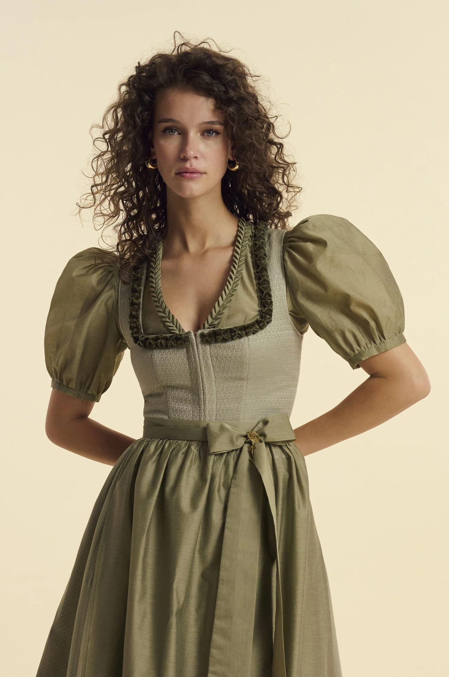 Dirndlbluse Colada in Olive - Image 4